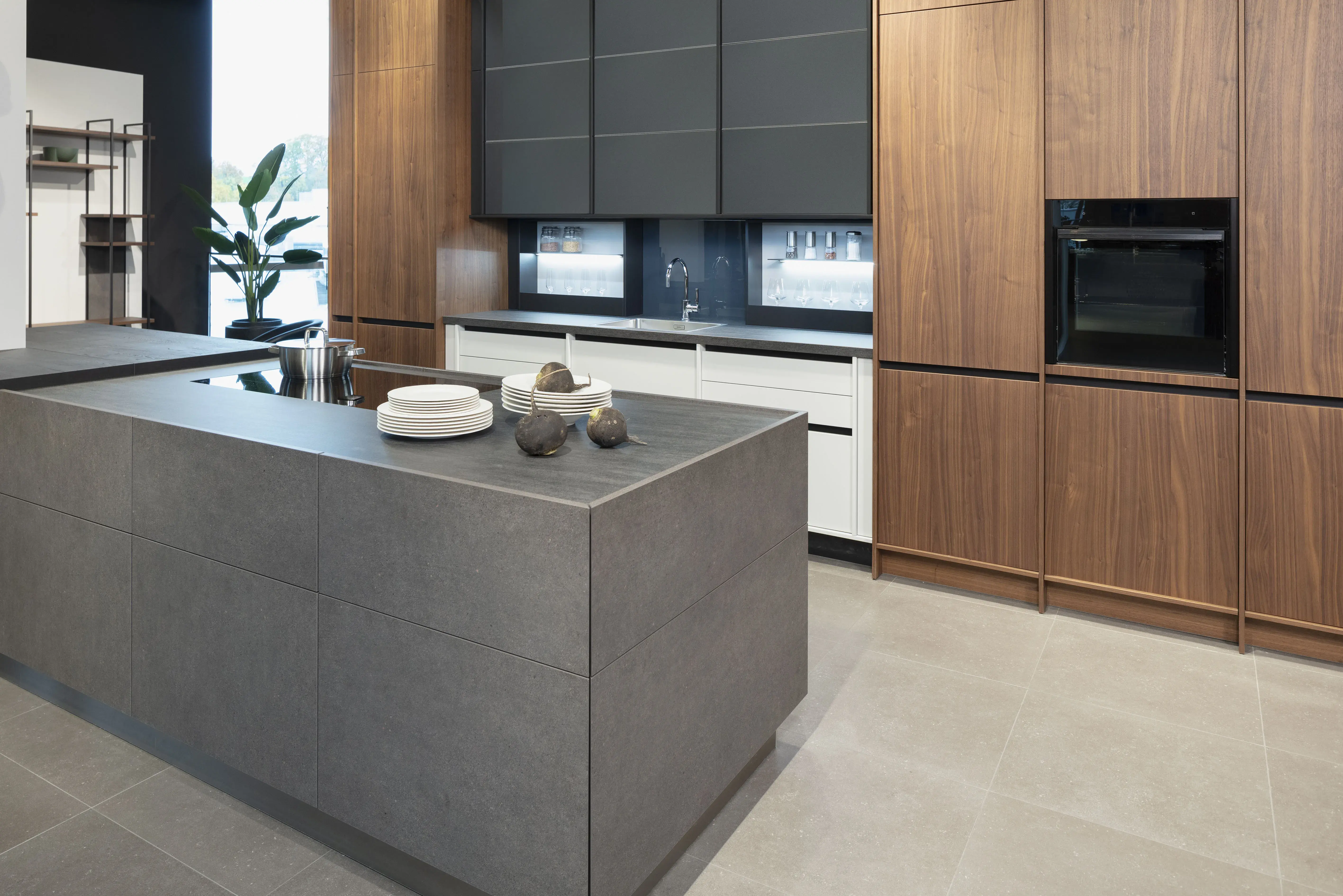 Moderne Küche mit grauer Kochinsel, Holzmöbeln und minimalistischem Design.